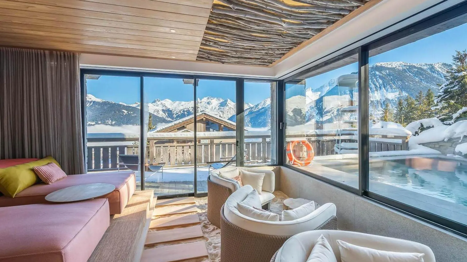 Chalet Luxueux A Courchevel Avec Piscine, Cinema, Salle De Sport Et Service Complet - Fr-1-562-71 0*,  Франция